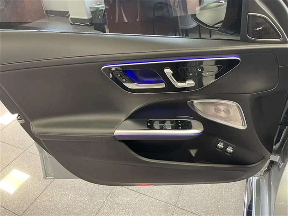2025 Mercedes-Benz AMG GT - Image 25 of 31