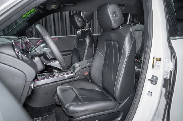2025 Mercedes-Benz EQB - Image 10 of 12