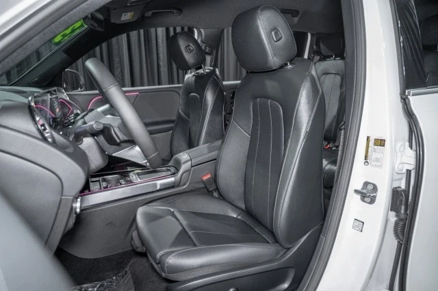 2025 Mercedes-Benz EQB - Image 10 of 12