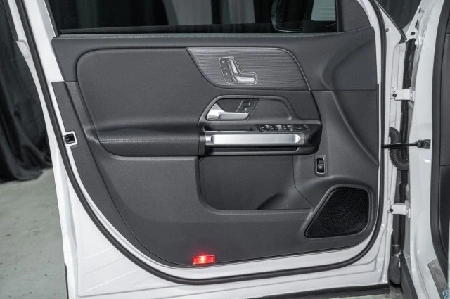 2025 Mercedes-Benz EQB - Image 9 of 12
