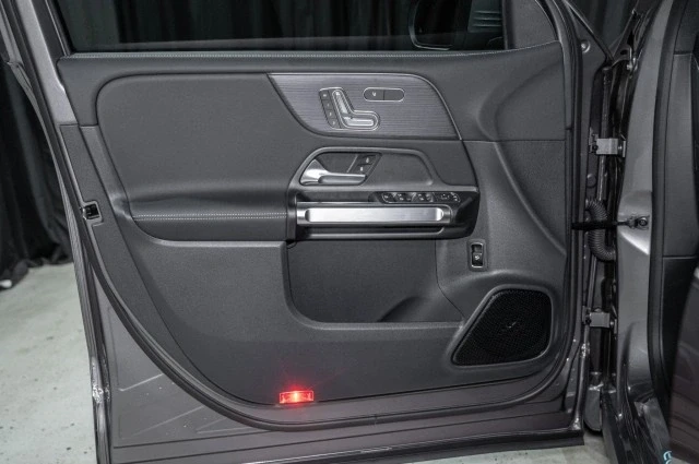 2025 Mercedes-Benz EQB - Image 9 of 12