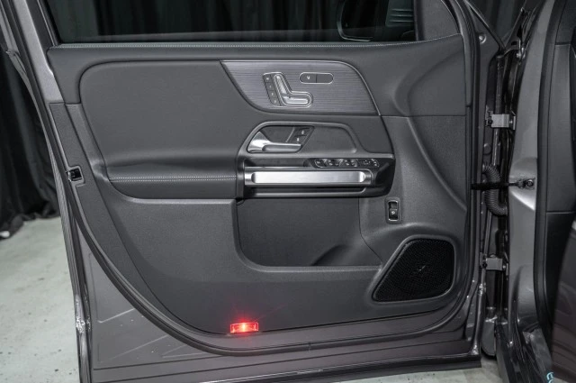 2025 Mercedes-Benz EQB - Image 9 of 12