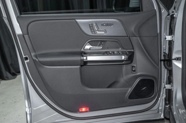 2025 Mercedes-Benz EQB - Image 10 of 12