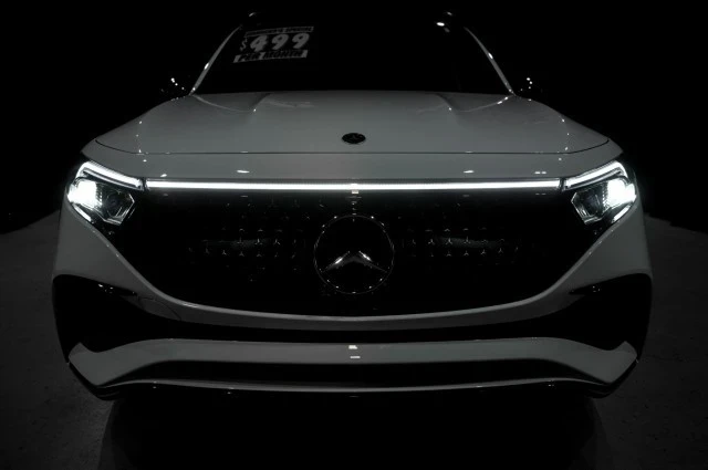 2025 Mercedes-Benz EQB - Image 8 of 12