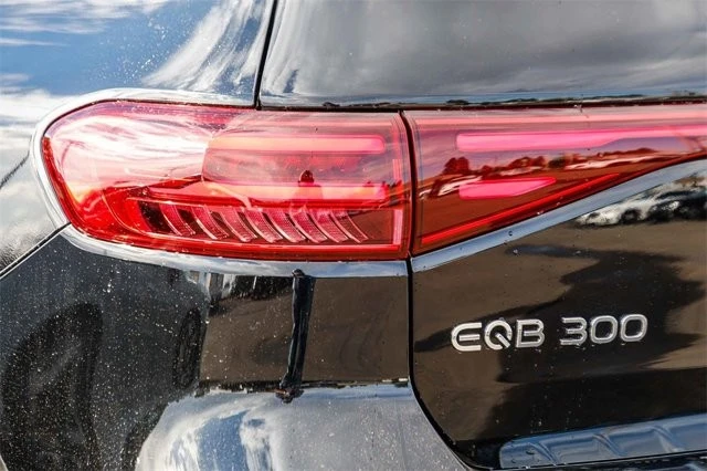 2025 Mercedes-Benz EQB - Image 8 of 12