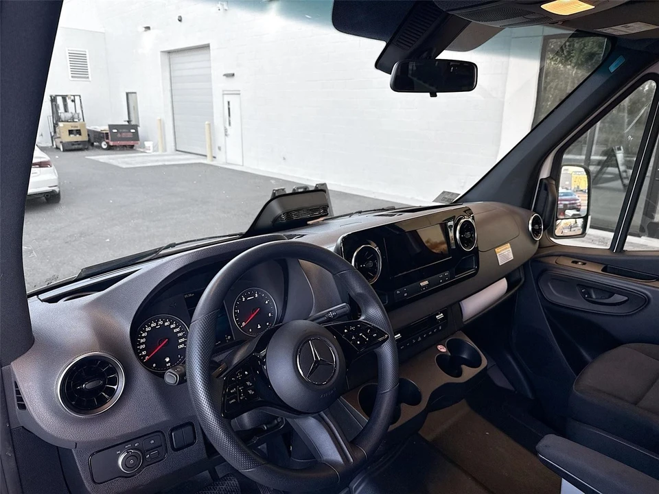 2025 Mercedes-Benz VS30 Sprinter - Image 9 of 16