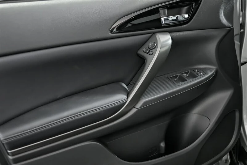 2025 Mitsubishi Eclipse Cross - Image 11 of 21