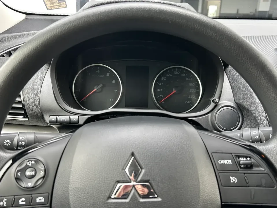 2025 Mitsubishi Eclipse Cross - Image 9 of 14