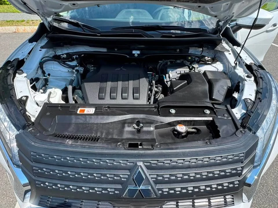 2025 Mitsubishi Eclipse Cross - Image 9 of 20
