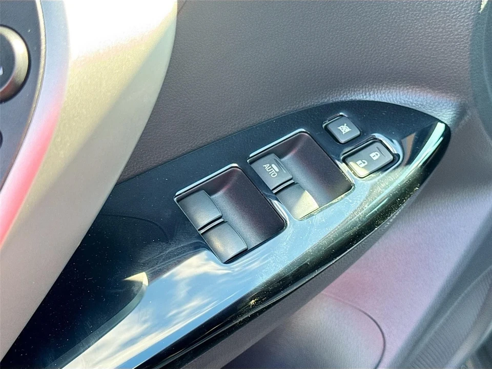 2025 Mitsubishi Eclipse Cross - Image 17 of 21