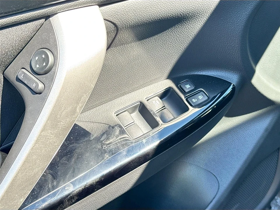 2025 Mitsubishi Eclipse Cross - Image 17 of 21