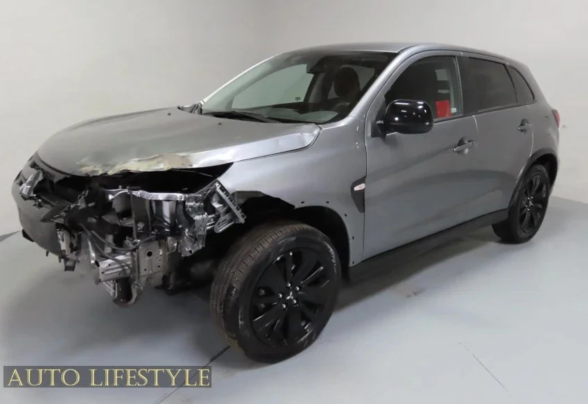 2025 Mitsubishi Outlander - Image 2 of 21