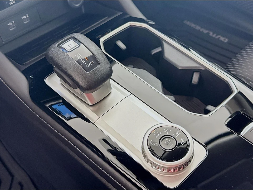 2025 Mitsubishi Outlander - Image 17 of 21