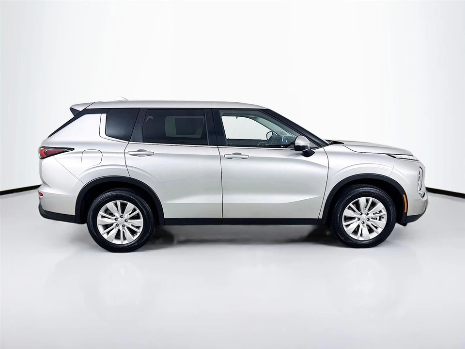 2025 Mitsubishi Outlander - Image 7 of 21