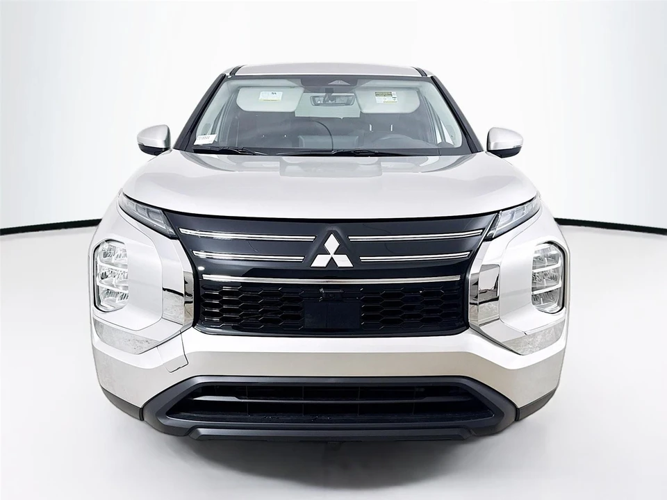 2025 Mitsubishi Outlander - Image 2 of 21