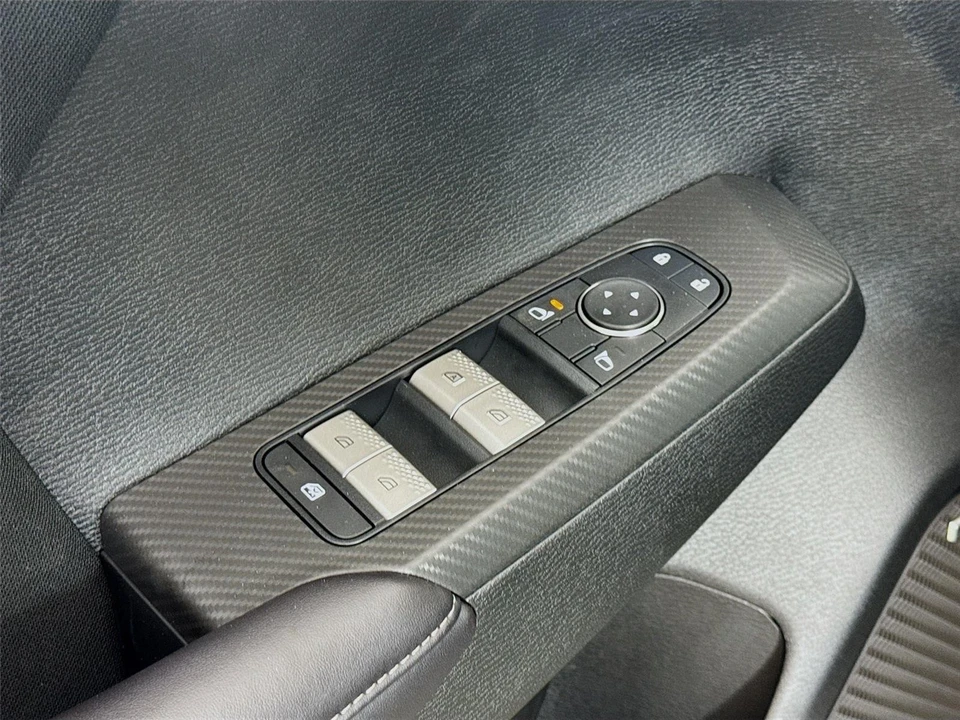 2025 Mitsubishi Outlander - Image 18 of 21
