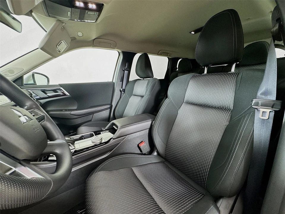 2025 Mitsubishi Outlander - Image 21 of 21