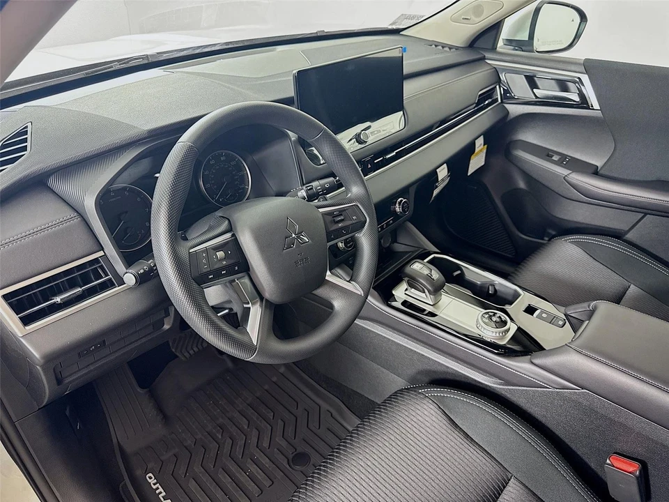 2025 Mitsubishi Outlander - Image 9 of 21
