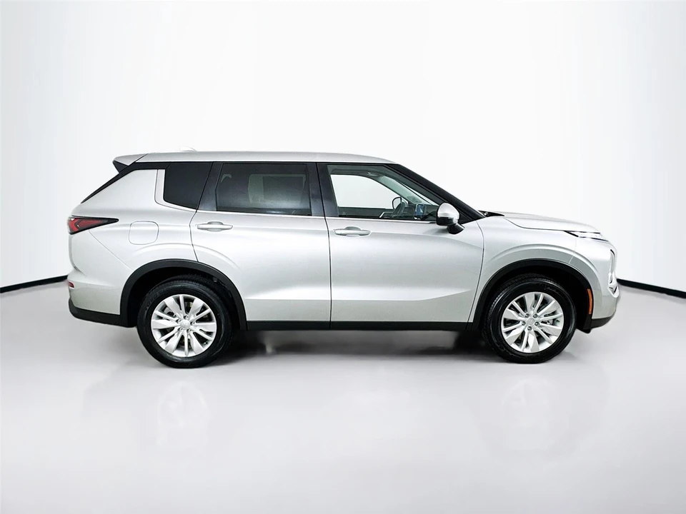 2025 Mitsubishi Outlander - Image 8 of 21