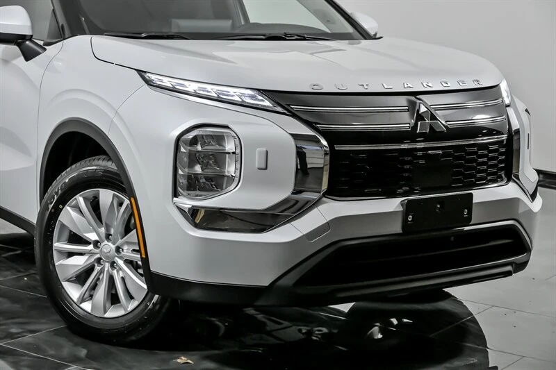 2025 Mitsubishi Outlander - Image 2 of 21