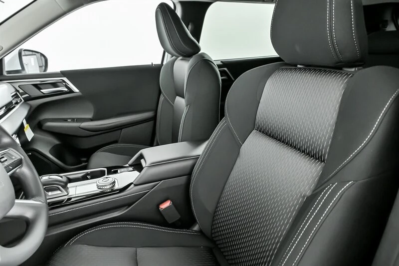 2025 Mitsubishi Outlander - Image 13 of 21