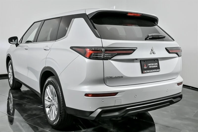 2025 Mitsubishi Outlander - Image 7 of 21