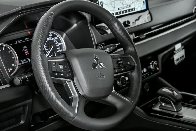 2025 Mitsubishi Outlander - Image 15 of 21