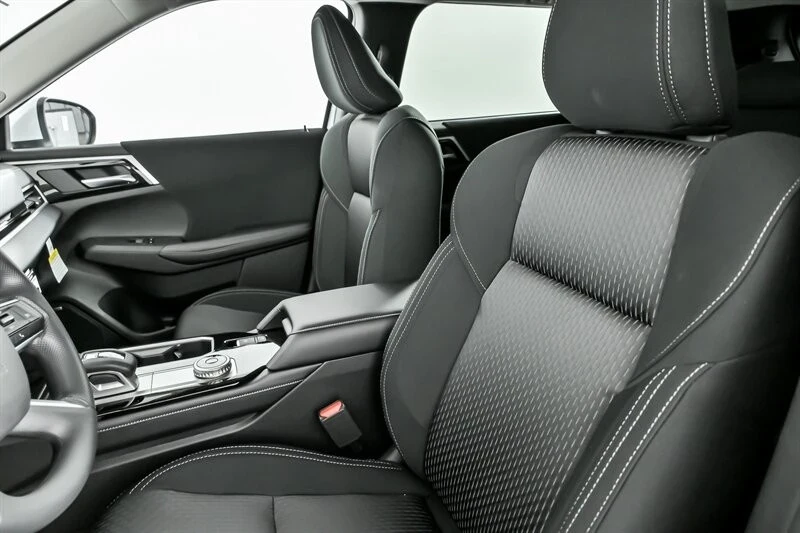 2025 Mitsubishi Outlander - Image 13 of 21