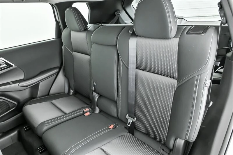 2025 Mitsubishi Outlander - Image 14 of 21