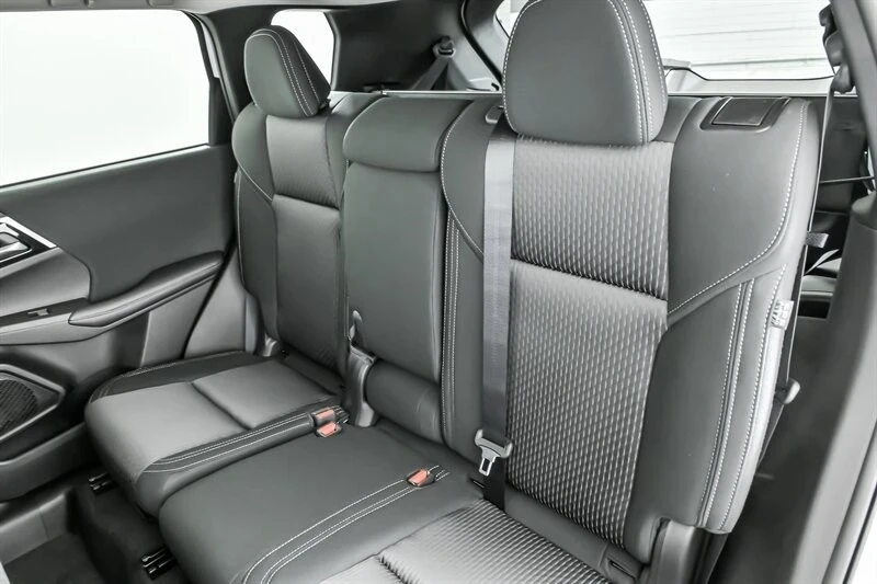 2025 Mitsubishi Outlander - Image 14 of 21