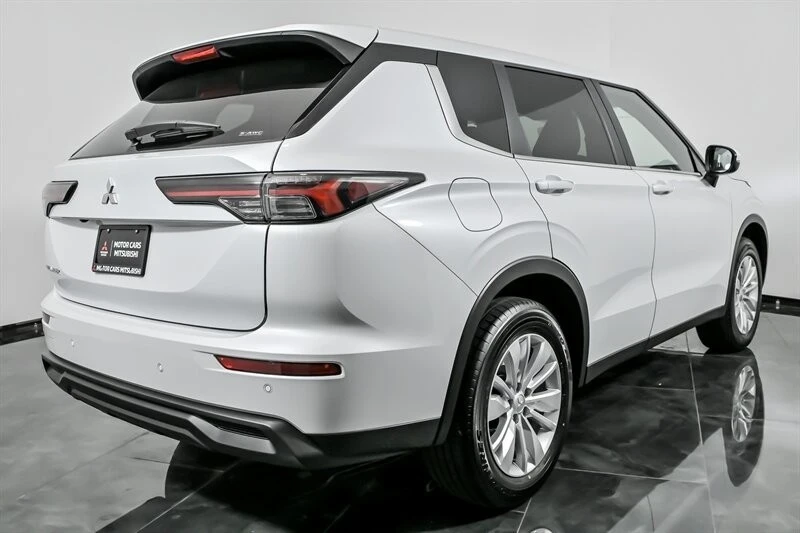 2025 Mitsubishi Outlander - Image 8 of 21