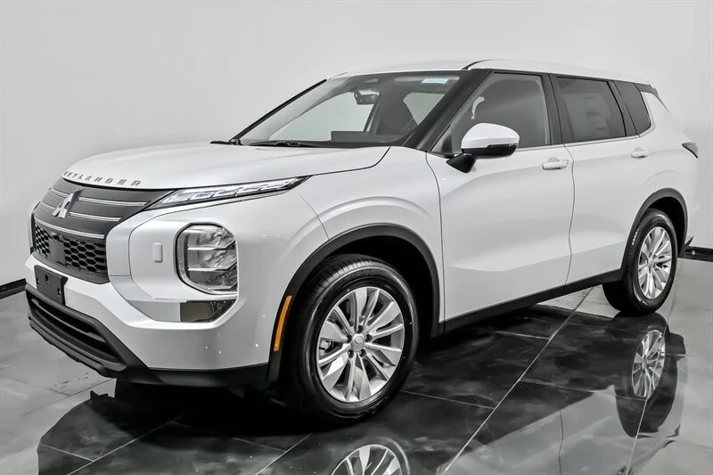 2025 Mitsubishi Outlander - Image 5 of 21