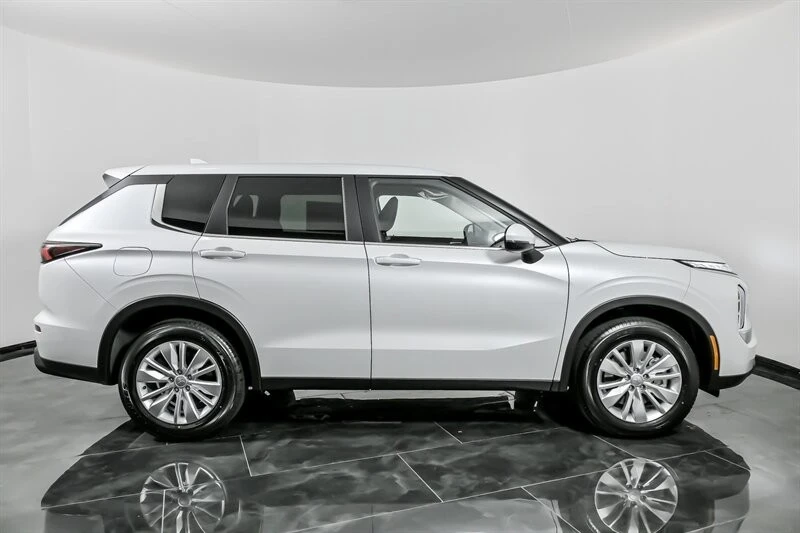 2025 Mitsubishi Outlander - Image 9 of 21