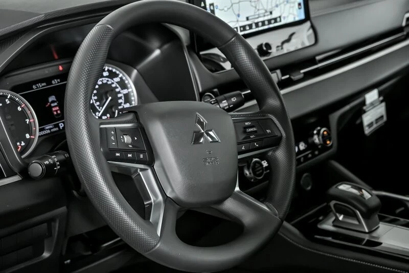 2025 Mitsubishi Outlander - Image 15 of 21