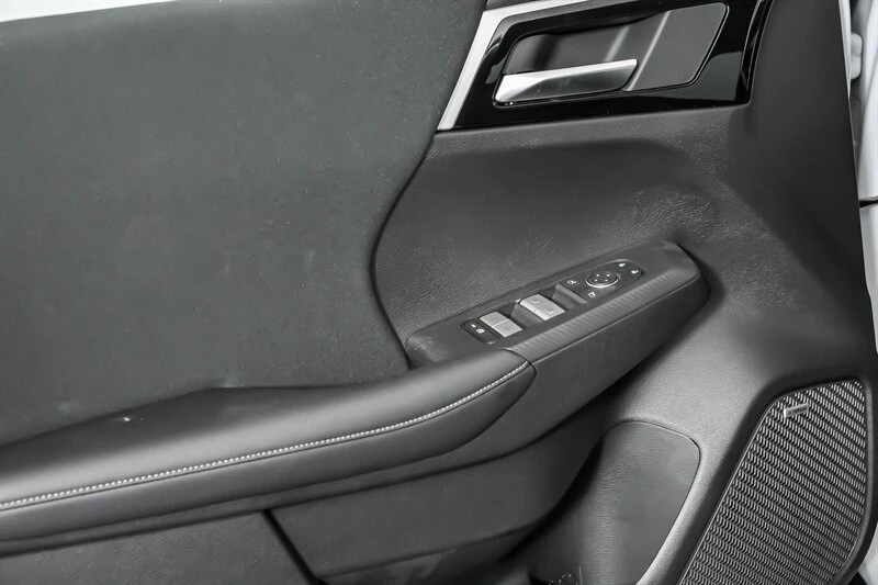2025 Mitsubishi Outlander - Image 11 of 21