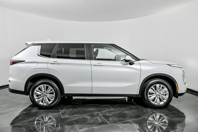 2025 Mitsubishi Outlander - Image 9 of 21