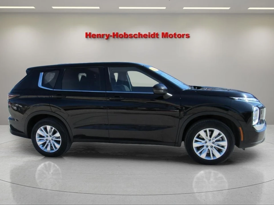 2025 Mitsubishi Outlander - Image 9 of 12