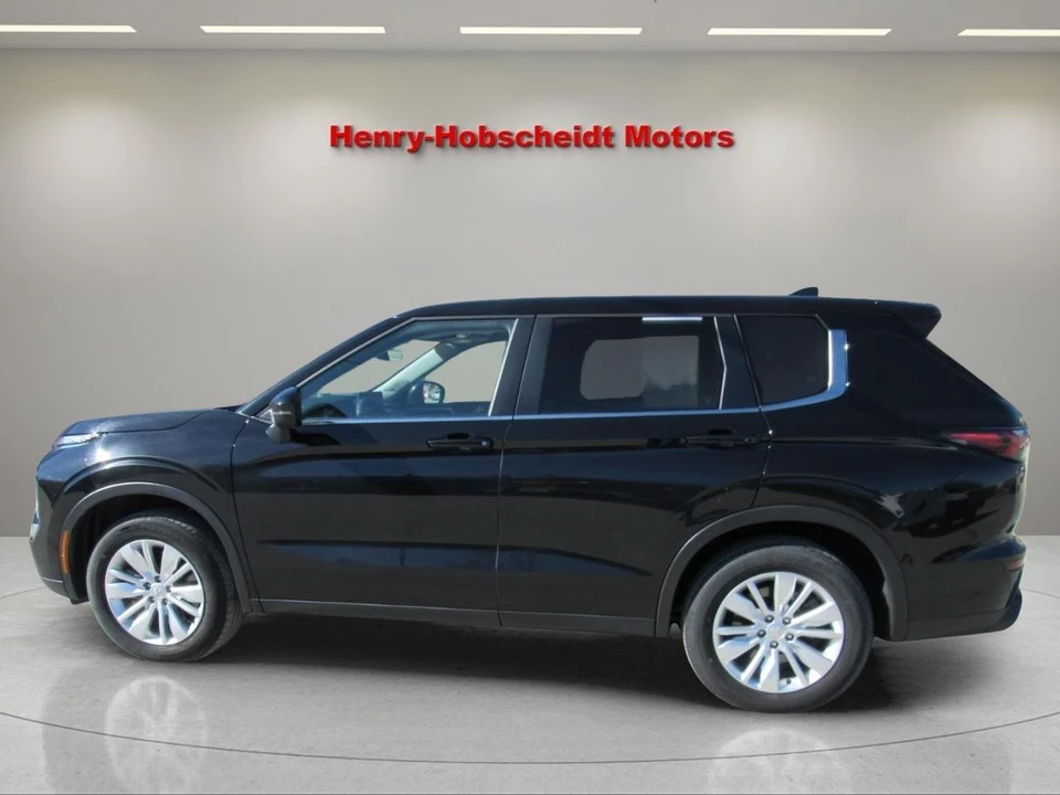 2025 Mitsubishi Outlander - Image 10 of 12