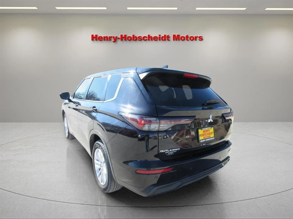 2025 Mitsubishi Outlander - Image 11 of 12