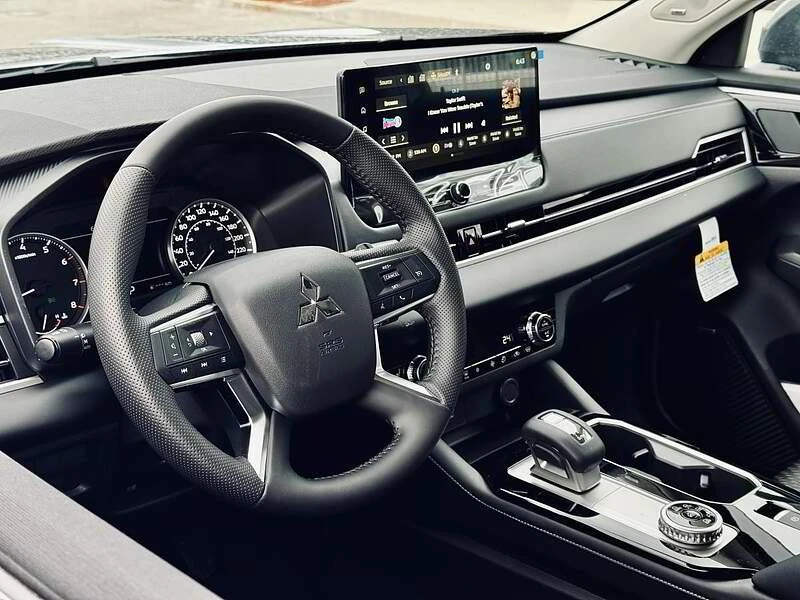 2025 Mitsubishi Outlander - Image 8 of 15