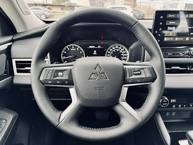 2025 Mitsubishi Outlander - Image 9 of 15