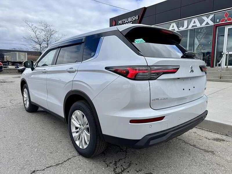 2025 Mitsubishi Outlander - Image 3 of 15