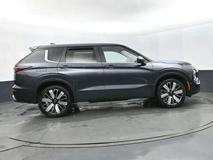2025 Mitsubishi Outlander - Image 4 of 12