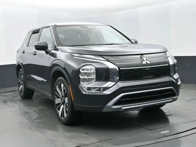 2025 Mitsubishi Outlander - Image 2 of 12