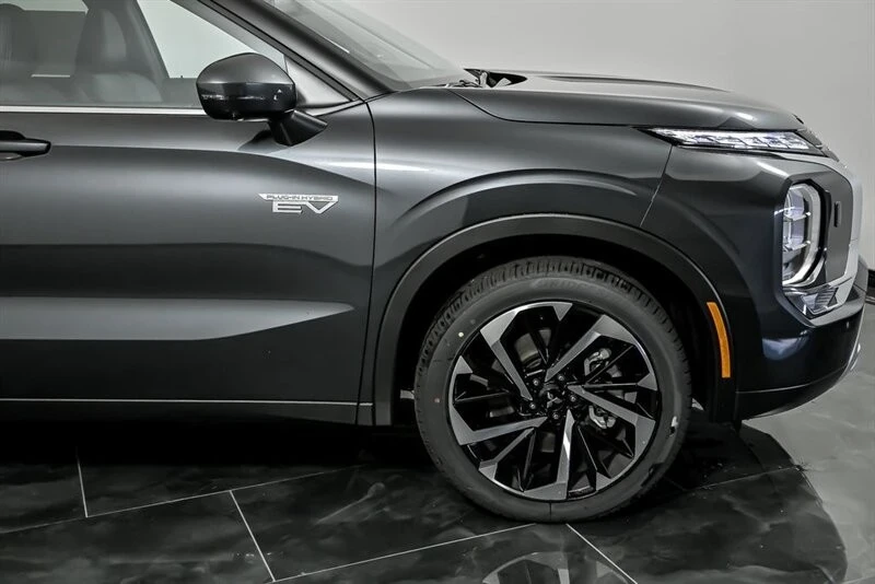 2025 Mitsubishi Outlander - Image 14 of 21