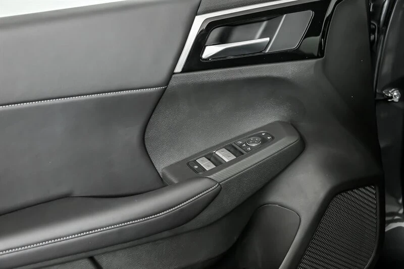 2025 Mitsubishi Outlander - Image 17 of 21