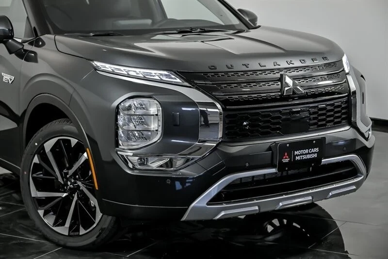 2025 Mitsubishi Outlander - Image 2 of 21
