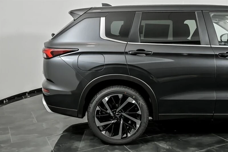 2025 Mitsubishi Outlander - Image 12 of 21
