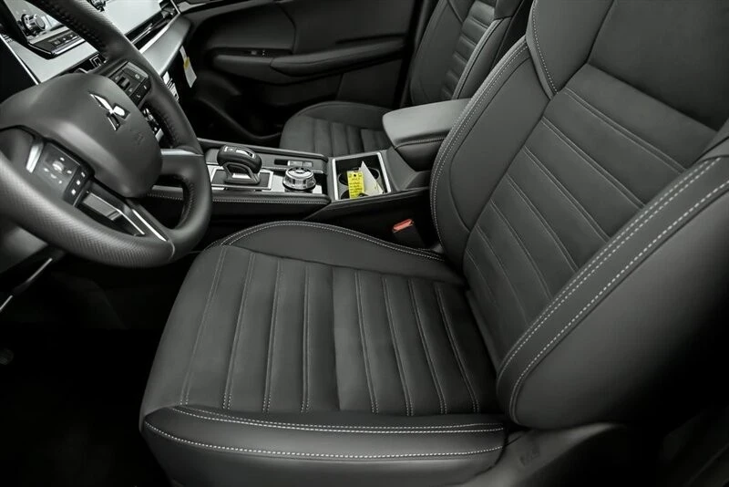 2025 Mitsubishi Outlander - Image 19 of 21