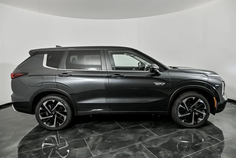 2025 Mitsubishi Outlander - Image 13 of 21
